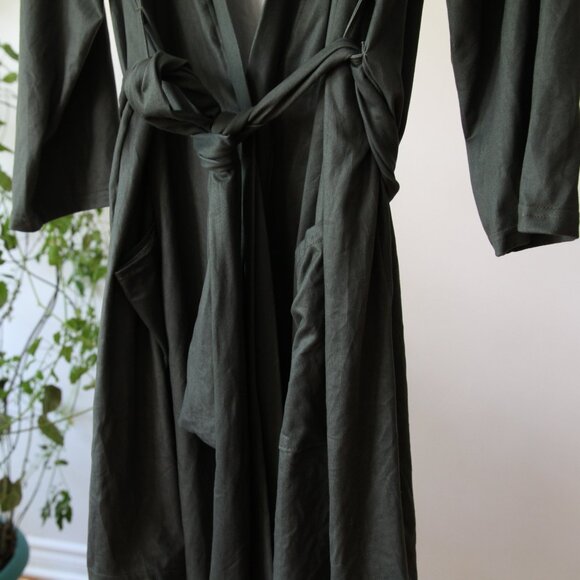 Queen Maddyn dressing gown. - Picture 5 of 13